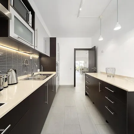 Апартаменты Modern Apartment, Old Town Albufeira, 7 Minute Walk To Beach *