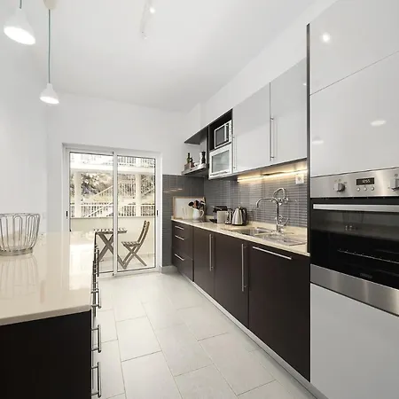 Апартаменты Modern Apartment, Old Town Albufeira, 7 Minute Walk To Beach *