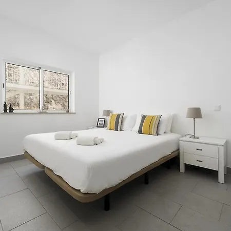 Апартаменты Modern Apartment, Old Town Albufeira, 7 Minute Walk To Beach Албуфейра